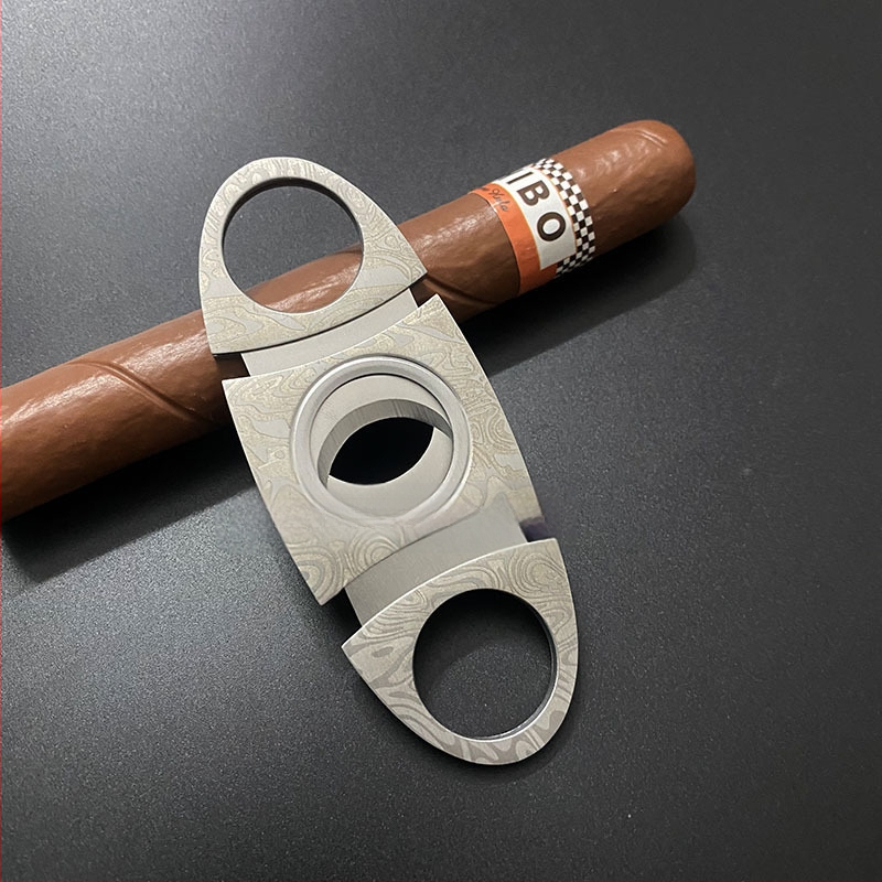 Cigares griezējs no nerūsējoša tērauda ar reljefa rakstu, dubulta asa, pārnēsājams (nerūsējošs tērauds; reljefa raksts; dubulta asa)