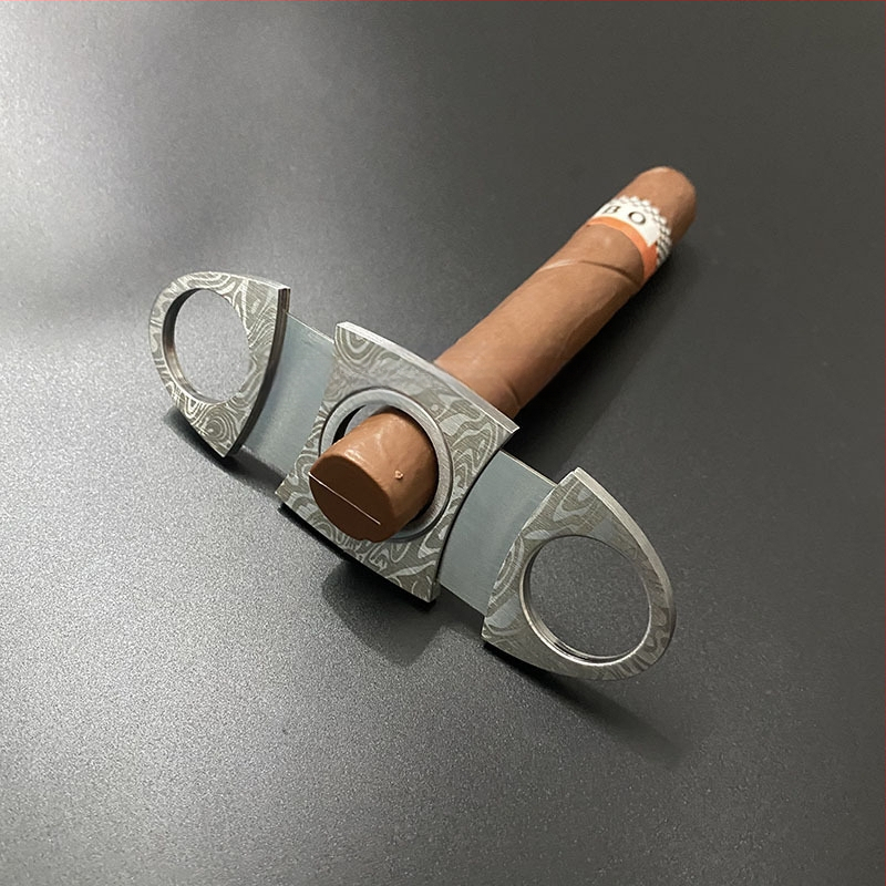 Cigares griezējs no nerūsējoša tērauda ar reljefa rakstu, dubulta asa, pārnēsājams (nerūsējošs tērauds; reljefa raksts; dubulta asa)