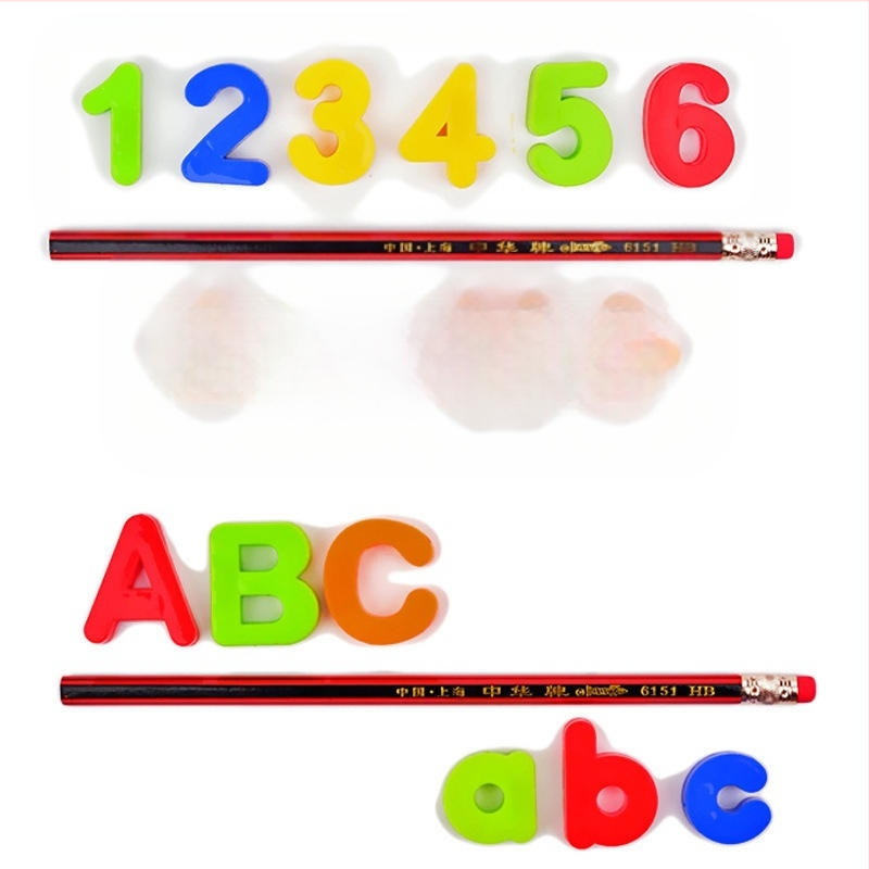 Magnētisks agrīnā izglītības komplekts: angļu alfabēta burti, skaitļi un Pinyin magnēti lasīšanai; plastmasa; vecums 4–6 gadi