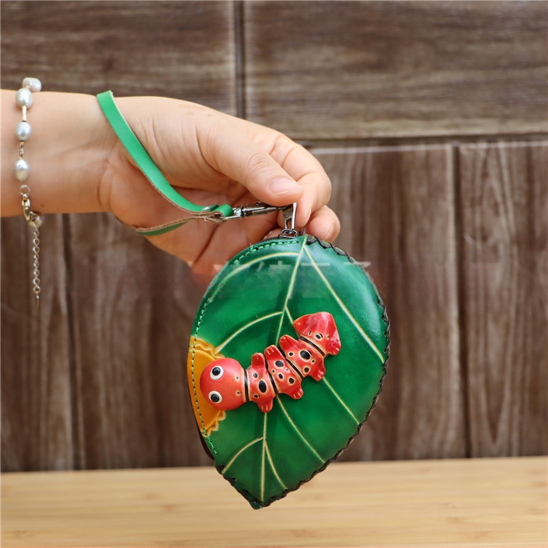 Монетник от първокласна телешка кожа с мотив листна гъсеница, флорален принт, цип, унисекс