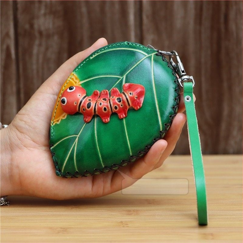 Монетник от първокласна телешка кожа с мотив листна гъсеница, флорален принт, цип, унисекс