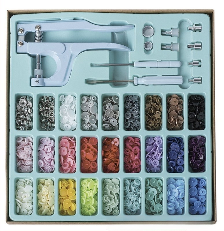 Spaudimo mygtukų rinkinys su įrankiais kūdikių drabužiams — medžiaga: derva; konstrukcija: spaudžiamas mygtukas; taikymas: kūdikių drabužiai