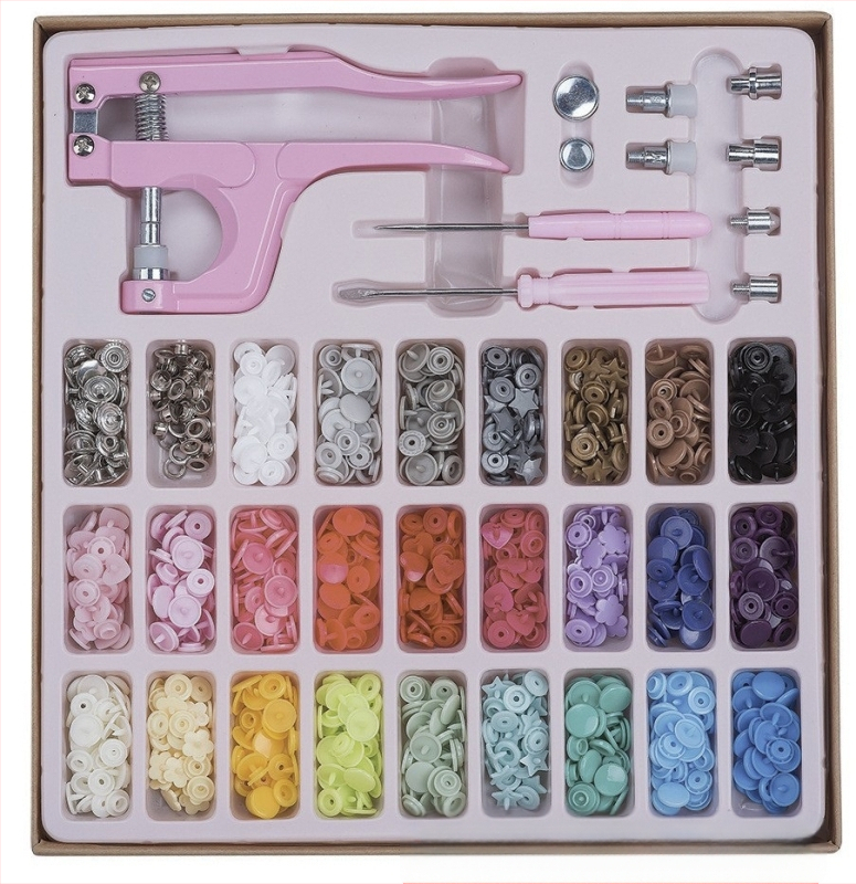 Spaudimo mygtukų rinkinys su įrankiais kūdikių drabužiams — medžiaga: derva; konstrukcija: spaudžiamas mygtukas; taikymas: kūdikių drabužiai