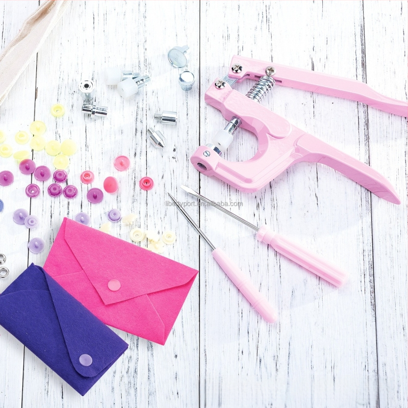 Spaudimo mygtukų rinkinys su įrankiais kūdikių drabužiams — medžiaga: derva; konstrukcija: spaudžiamas mygtukas; taikymas: kūdikių drabužiai