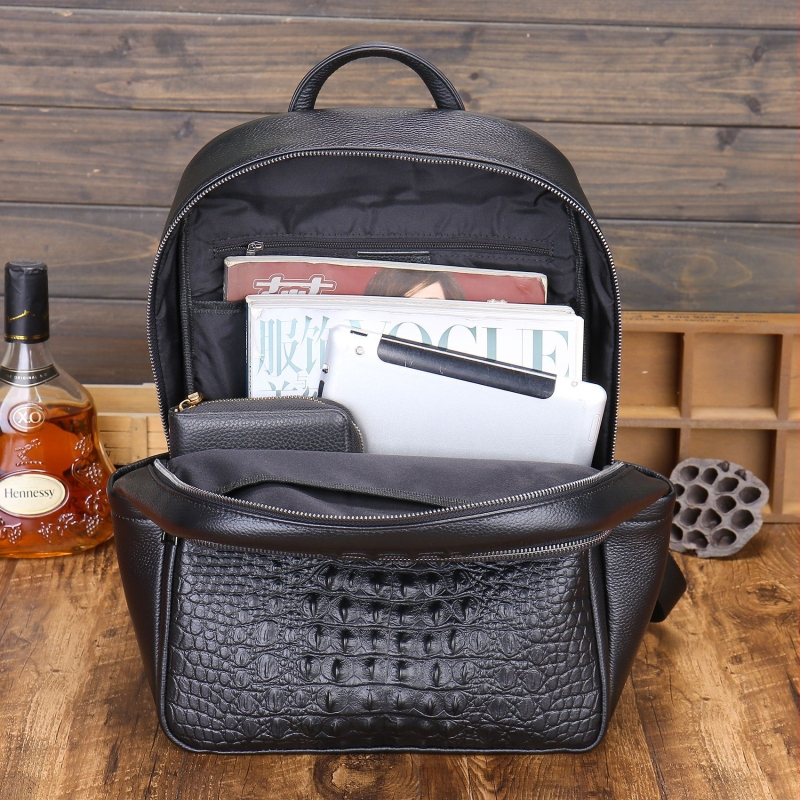 Férfi hátizsák valódi bőrből, első réteg marhabőrből, cipzáras záródás, 15 hüvelykes laptop zseb, geometriai mintázat, nylon bélés, légpárnás vállpánt