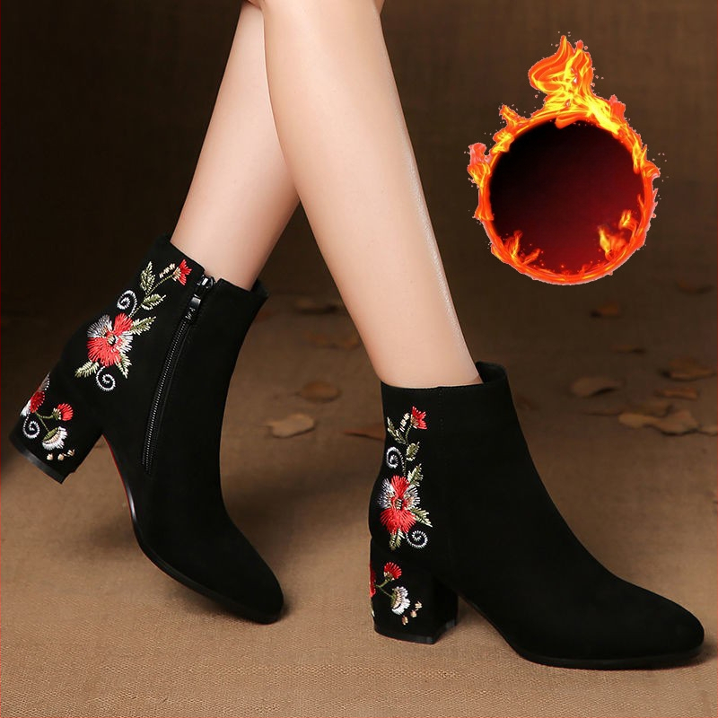 Μποτάκια μόδας από σουέντ με μυτερό δάχτυλο, χοντρό τακούνι 6–8 cm και πλαϊνό φερμουάρ