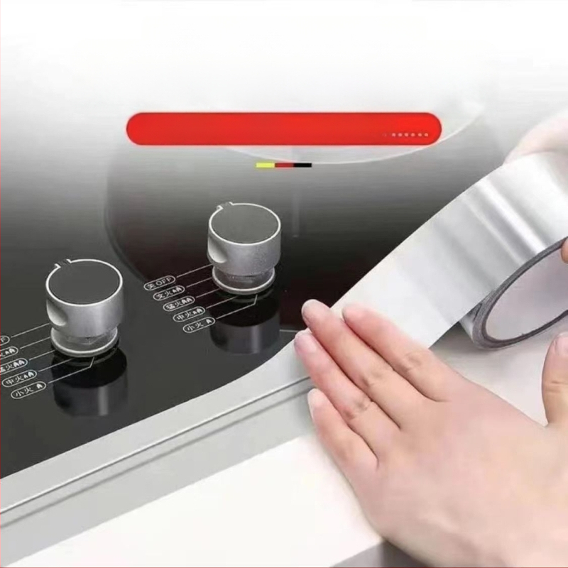 Virtuves alumīnija folijas lente, ūdensizturīga un eļļas izturīga, pretsēnīšu īpašības, augsta saķere, substrāts: alumīnija folija, biezums 0,07 mm, līme uz ūdens bāzes, ilgtermiņa temperatūras izturība 80°C, īslaicīga 120°C