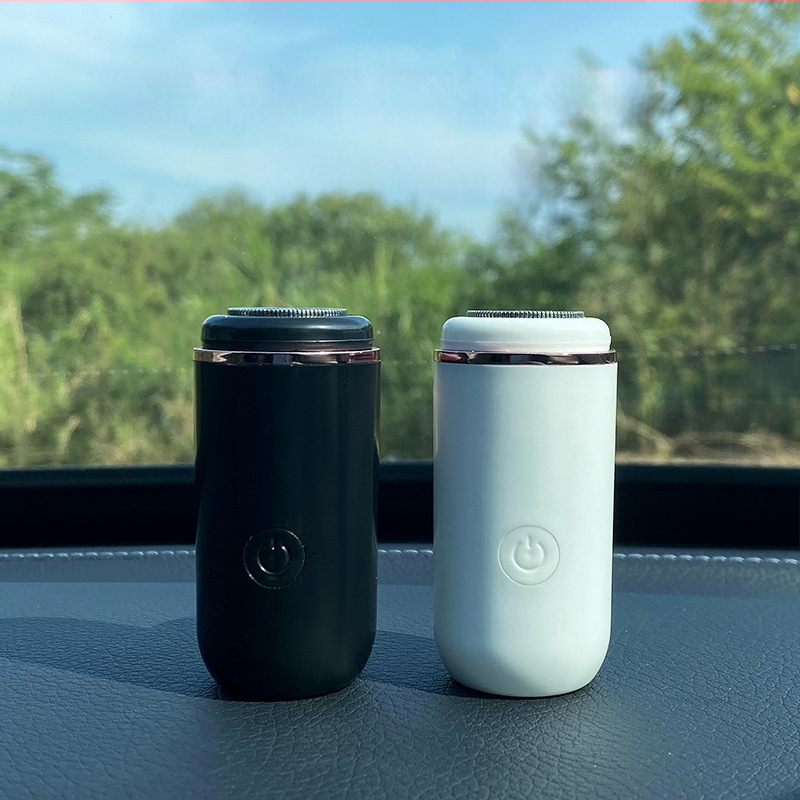 Mini elektrinė skutimosi priemonė vyrams su pasukama daugiašlaitė galva (>4), integruota baterija 100-300 mAh, tylus veikimas <36 dB, įkrovimas, veikimo laikas >3 val