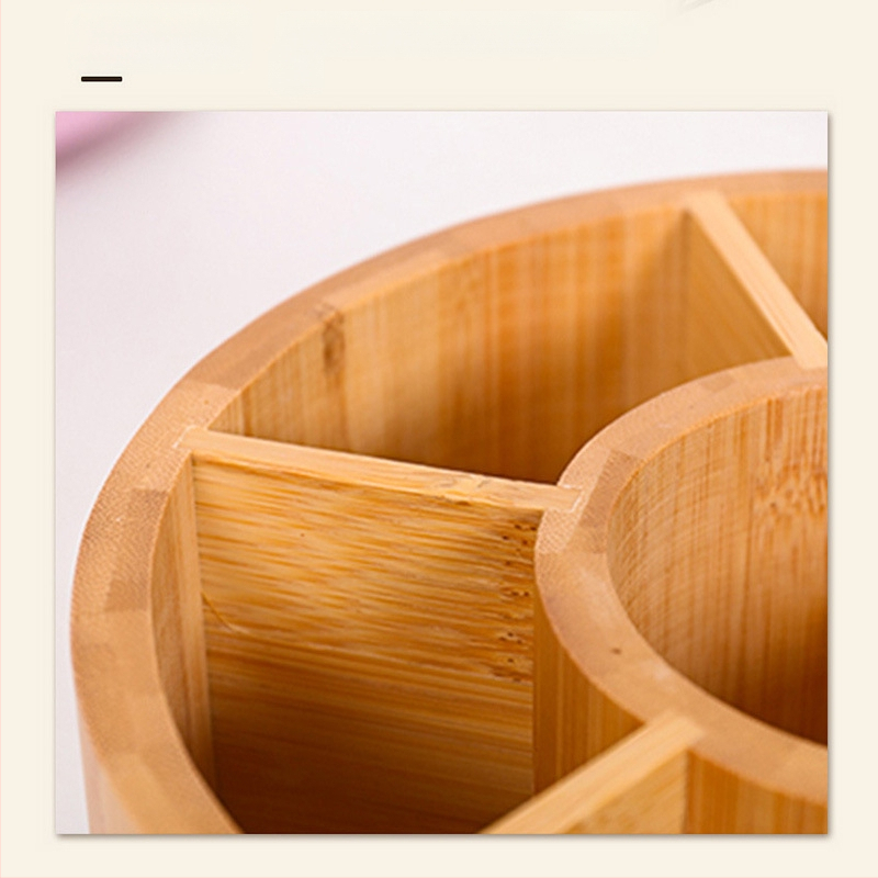 Medinis pasukamas stalo organizatorius su keliais skyrių, apskritos formos dizainas