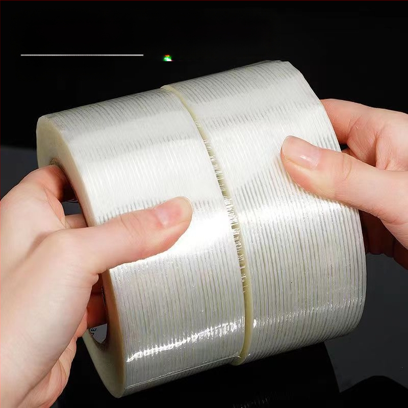 Stikla šķiedras lente – augsta viskozitāte, režģveida raksts, substrāts: šķiedra, līmēšanas sistēma: karstās kausēšana, biezums 0,14 mm, viskozitāte 600 N/m