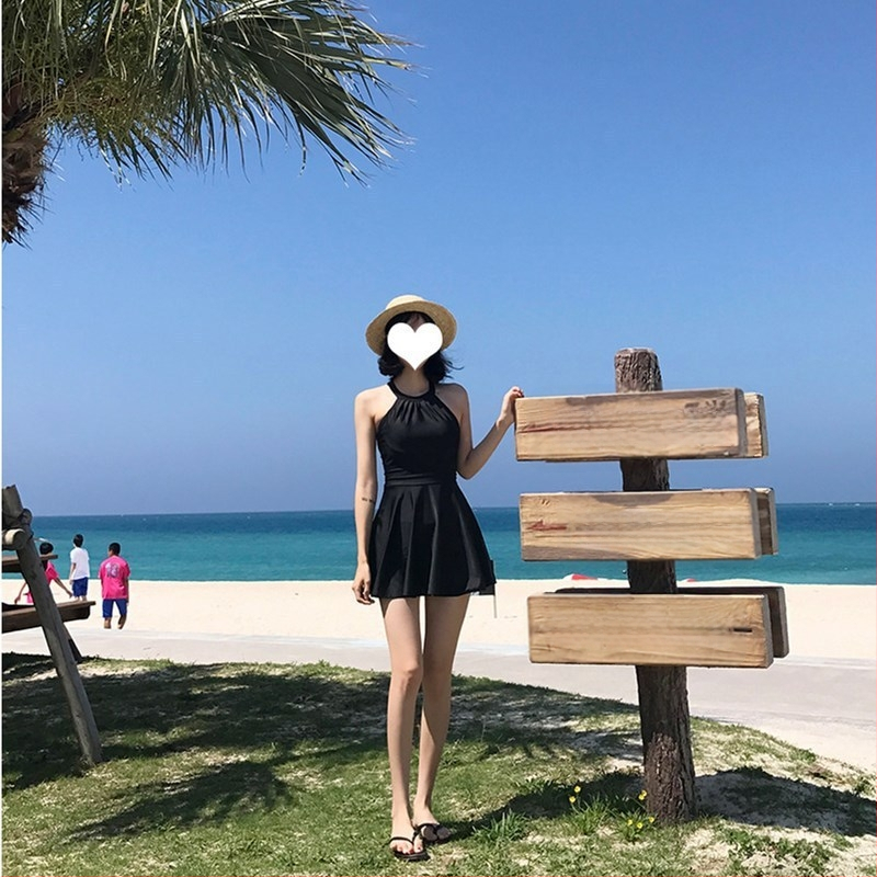 Jednodijelni kupaći kostim s umetkom za prsni koš, bez čeličnih potpora; konzervativan jednostavan dizajn; materijal najlon 86% spandex; podstava poliester 96% spandex