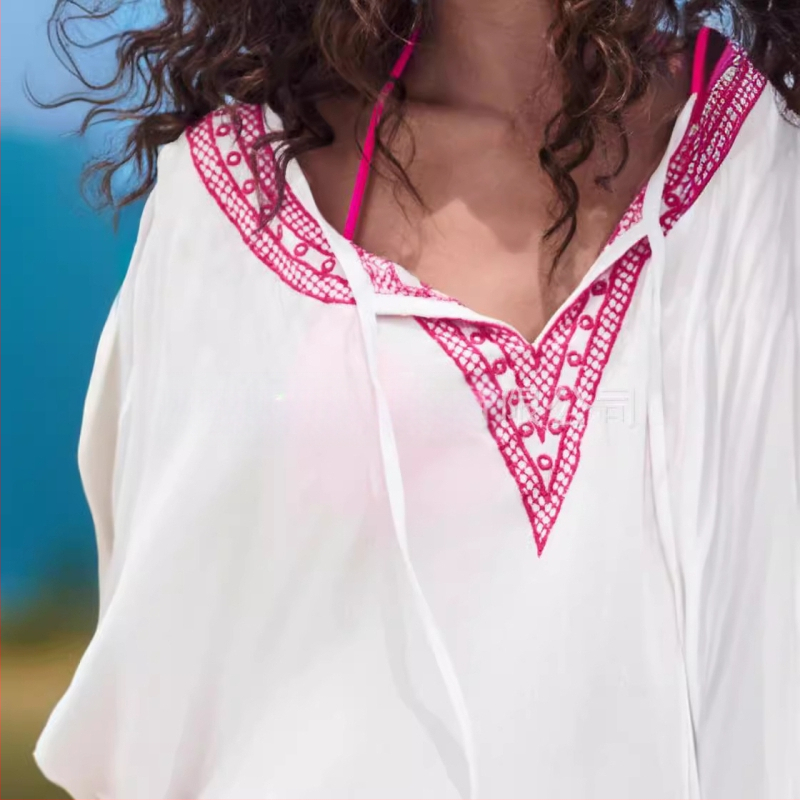 Siuvinėta šifoninė pliažo palaidinė su geometriniu raštu, laisvas kirpimas, V kaklo iškirptė, poliesteris