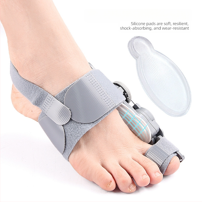 Pēdas pirksta korektors – Pirkstu atdalītājs; Materiāli: ABS, neilons un silikona spilventiņš; Modelis: Pēdas pirksta korektors; Sērija: Atdalītājs; Stils: Hallux valgus, personalizēts dizains; Atgriezeniskā korekcija.