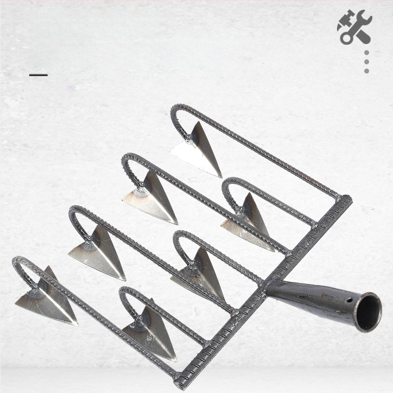 Trikampė daržo kastuvė su penkiais dantimis, mangano plienas, skirta žemei atpalaiduoti ir piktžolių naikinimui
