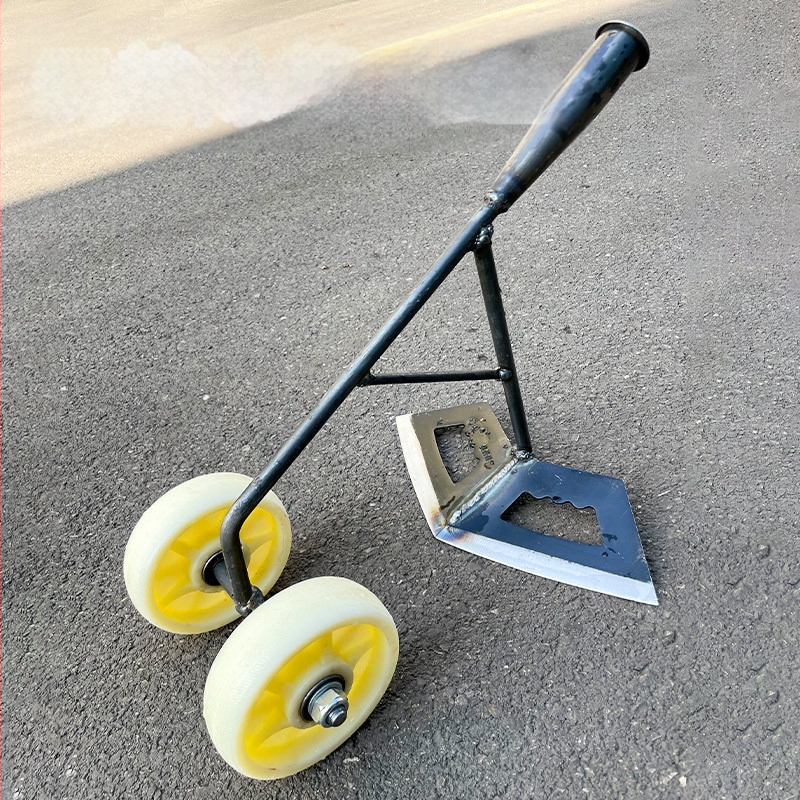 Trys viename ravėjimo įrankis su dviejų ratų pavara: dirvos atlaisvinimas, vagų formavimas ir daržovių tręšimas.