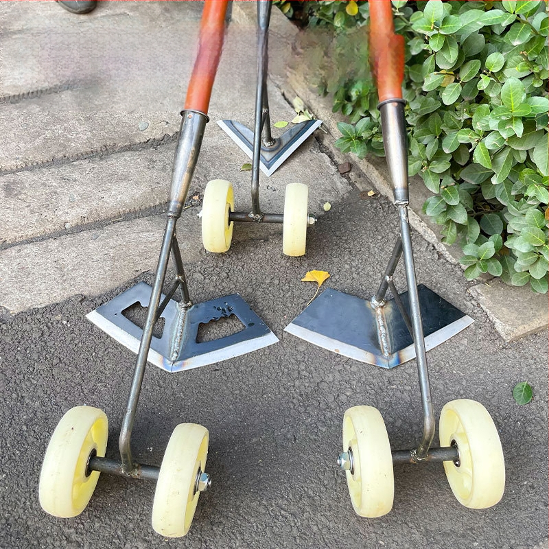 Trys viename ravėjimo įrankis su dviejų ratų pavara: dirvos atlaisvinimas, vagų formavimas ir daržovių tręšimas.