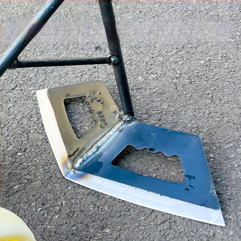 Trys viename ravėjimo įrankis su dviejų ratų pavara: dirvos atlaisvinimas, vagų formavimas ir daržovių tręšimas.