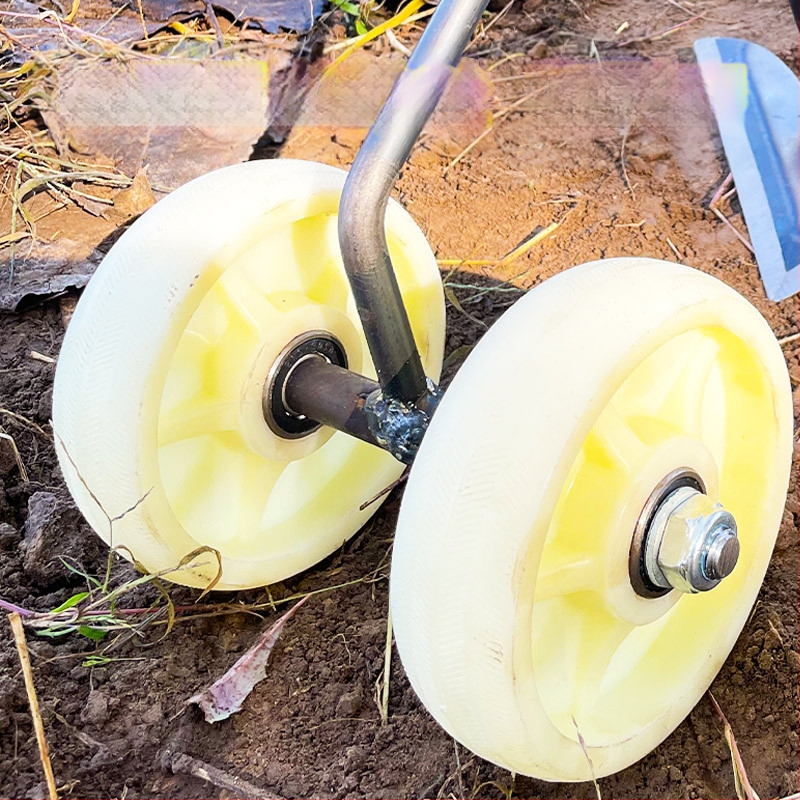 Trys viename ravėjimo įrankis su dviejų ratų pavara: dirvos atlaisvinimas, vagų formavimas ir daržovių tręšimas.