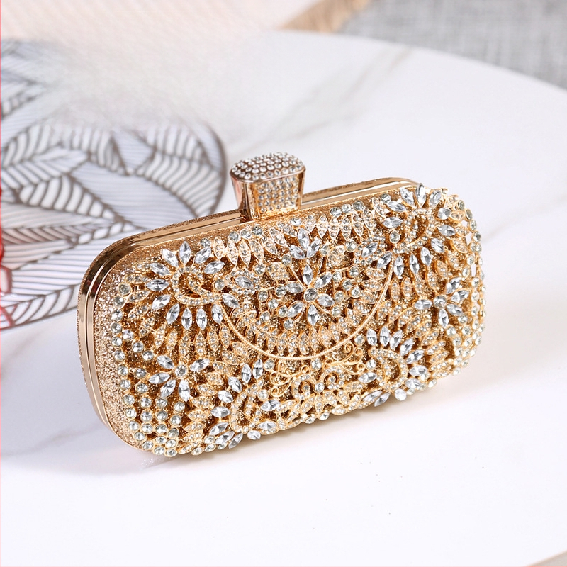 Vakara klučs somiņa - sakausējums, ciets korpuss, horizontāla kvadrāta forma, aizvērums ar spraudni, poliestera oderes