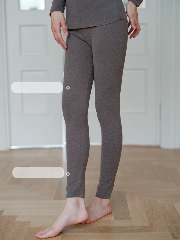 Дамски термален комплект De Velvet с флисово подложение, двойнослоен полиестер, плътност 201-250 g/m2, V-образно деколте, дълги ръкави и панталони