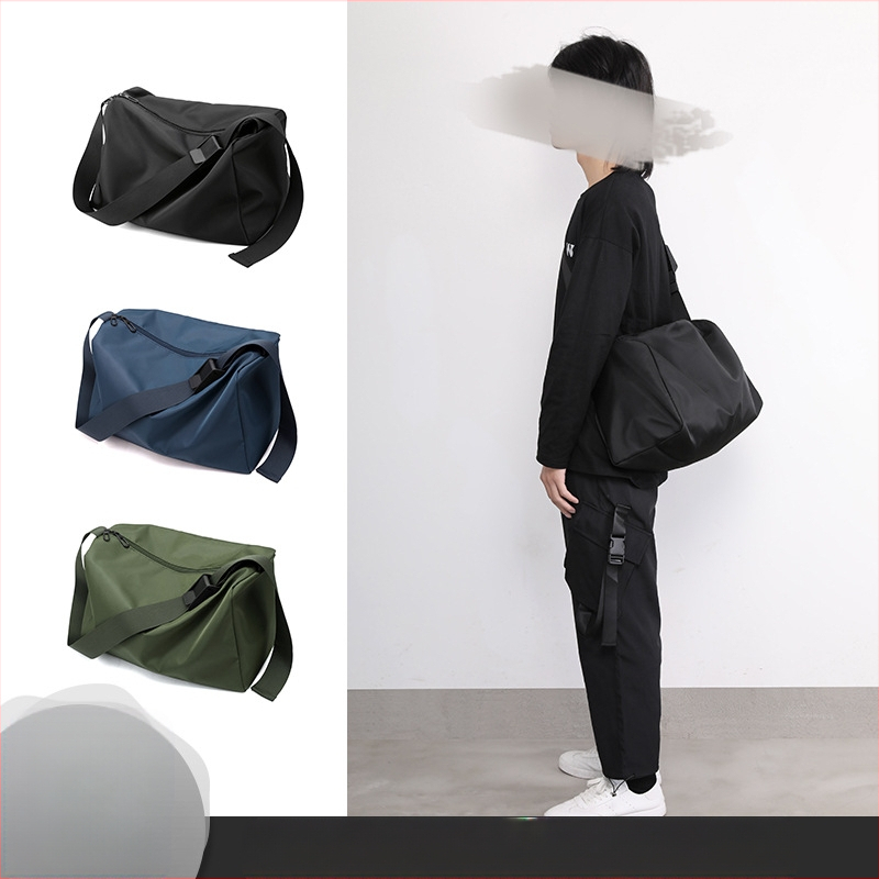 Jóga- és edzőtáska crossbody vállra akasztható, nagy kapacitású, külső nylon, belső poliészter bélés, cipzáras nyitás, belső rendezés: cipzáras zseb, telefon- és azonosító zseb