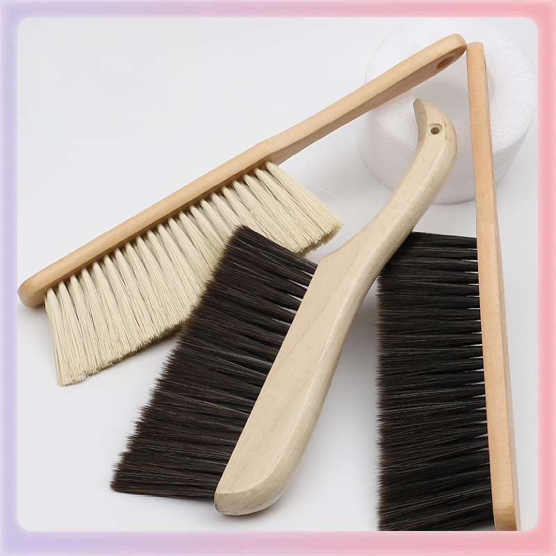 Guļamistabas suka ar koka korpusu un maigām rayon šķiedrām putekļu noņemšanai — piemērota dīvāniem un gultām, 120 gab./kartons