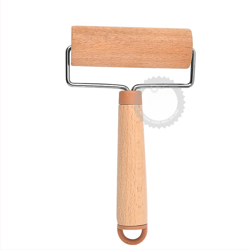 Ąžu medienos tešlos ritinimo volas – rankinis, skirtas tešlos lakštams, šiuolaikiško minimalistinio stiliaus