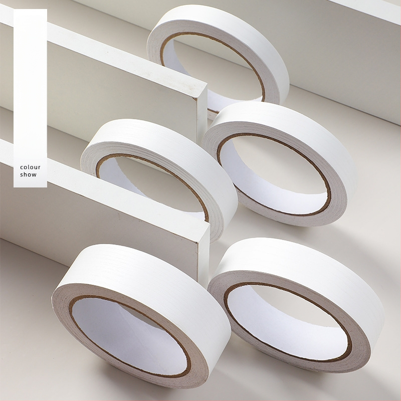 Sienos dekoratyvinė lipduko juostelė su medžio raštu; skirta sienoms, baldams ir drabužių spintų durims; juostos linijos stilius, šiuolaikinis ir minimalistinis; sienų danga