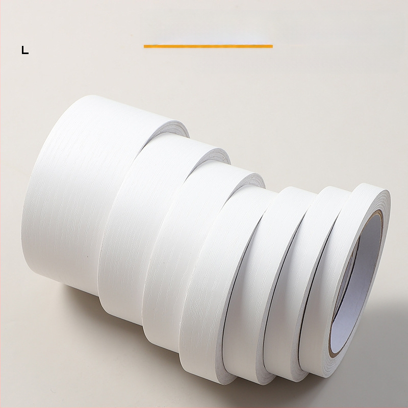 Sienos dekoratyvinė lipduko juostelė su medžio raštu; skirta sienoms, baldams ir drabužių spintų durims; juostos linijos stilius, šiuolaikinis ir minimalistinis; sienų danga