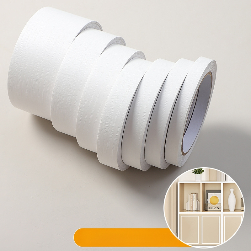 Sienos dekoratyvinė lipduko juostelė su medžio raštu; skirta sienoms, baldams ir drabužių spintų durims; juostos linijos stilius, šiuolaikinis ir minimalistinis; sienų danga