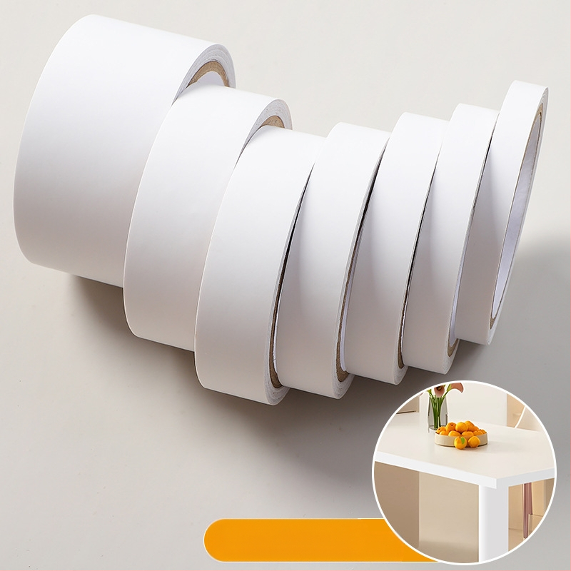 Sienos dekoratyvinė lipduko juostelė su medžio raštu; skirta sienoms, baldams ir drabužių spintų durims; juostos linijos stilius, šiuolaikinis ir minimalistinis; sienų danga