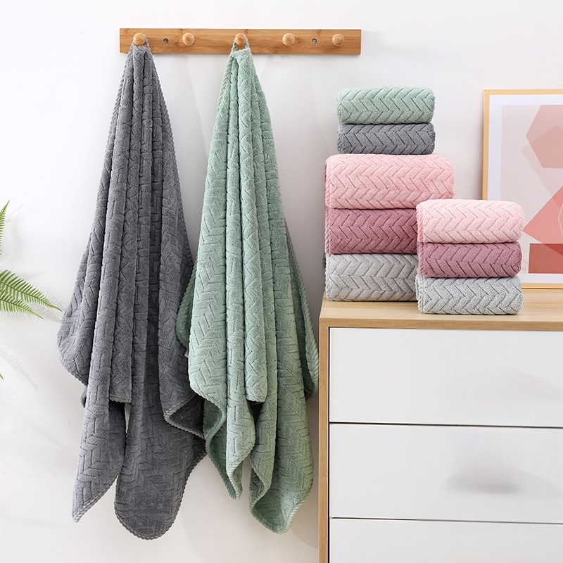 Dušo rankšluostis su medžių lapų raštu, koralinis flisas, 150D siūlas, siuvinėtas kraštas, svoris 80–100 g