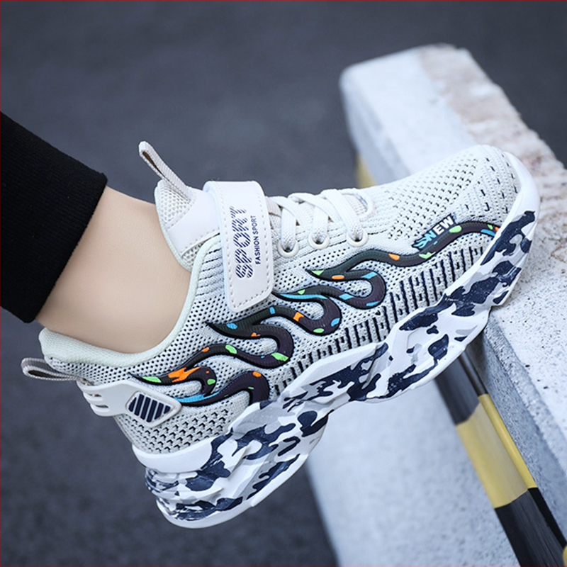 Naik Wolf fiúknak szóló futócipő Naik Wolf (Légáteresztő hálós felsőrész; Velcro zárás; Flaming minta; EVA talp; Minden évszakban használható)