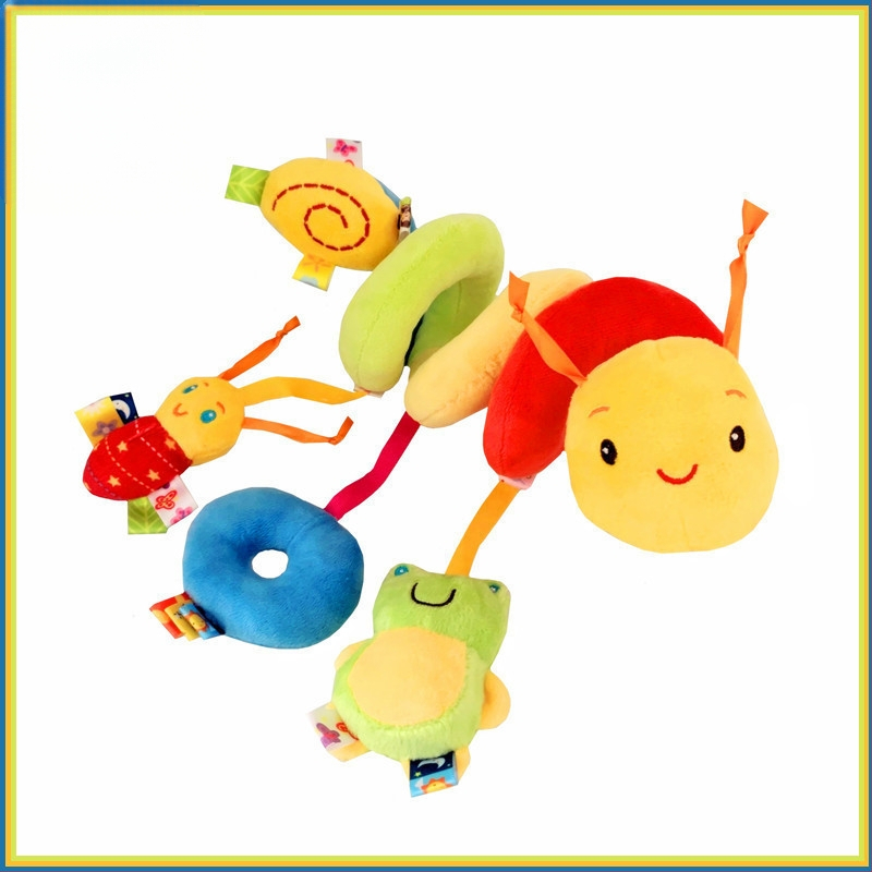 Pliušinis kūdikio lovytėje kabinamas žaislas su etiketėmis, 0–3 metų – lavina pojūčius, regą ir rankų–akių koordinaciją