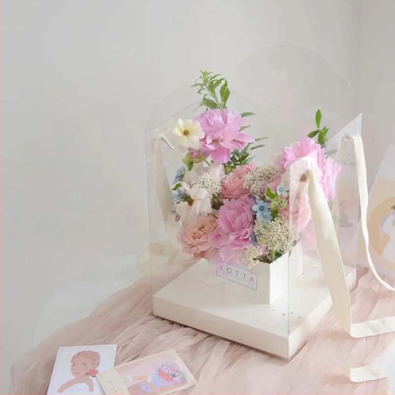 Kvadratinė skaidri PVC puokštės dėžutė su rankena, skirta dovanų ir gėlių įpakavimui, Modelis 07766, PVC + kartonas, 120 vnt dėžėje