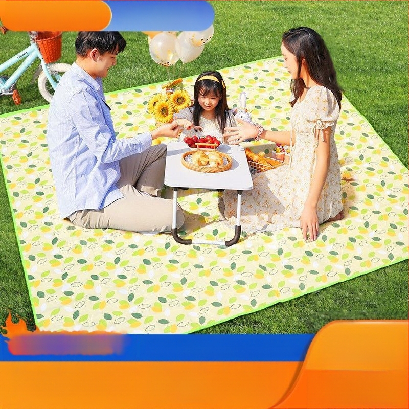 Piknika paklājs – ūdensizturīgs, biezs, pārnēsājams, no nešūta auduma (300 g), 5–6 personām
