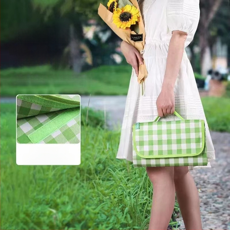 Piknika paklājs – ūdensizturīgs, biezs, pārnēsājams, no nešūta auduma (300 g), 5–6 personām