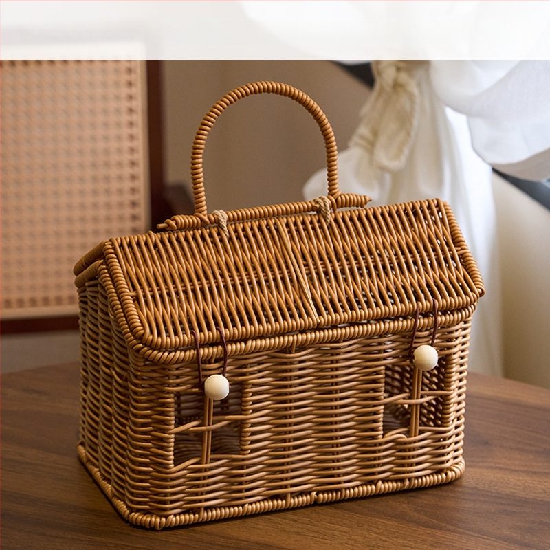 Set cadou de Anul Nou în cutie din răchită cu biscuiți, nuci și tort – 20 pandantive cu ciucuri, cutie cadou din răchită și două panglici norocoase (Anul Șerpiului)