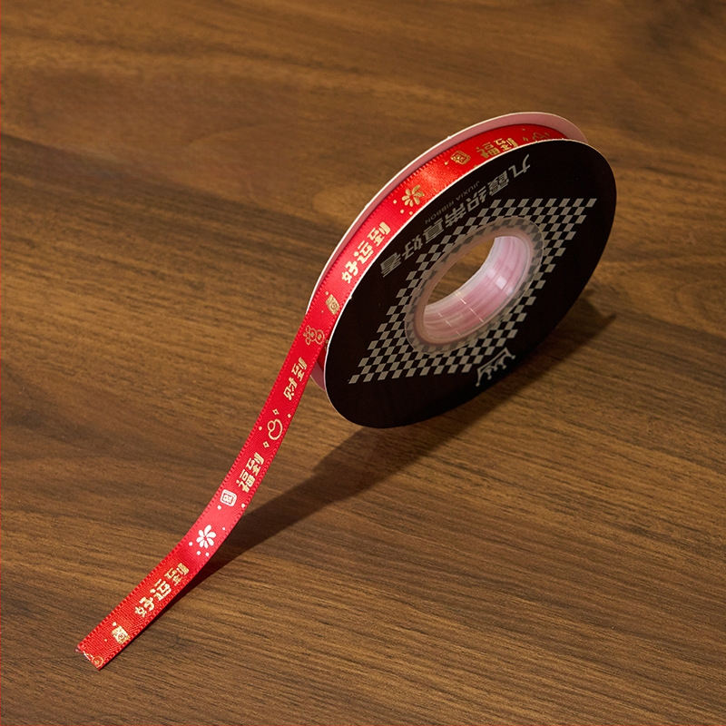 Set cadou de Anul Nou în cutie din răchită cu biscuiți, nuci și tort – 20 pandantive cu ciucuri, cutie cadou din răchită și două panglici norocoase (Anul Șerpiului)