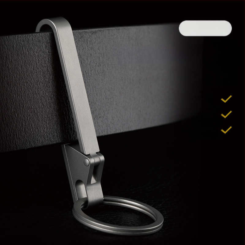 Titano lydinio automobilio raktų pakabukas su diržo sagtimi – lengvas, apsaugo nuo pametimo, šiuolaikiškas stilius