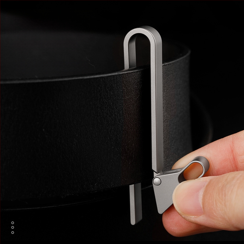 Titano lydinio automobilio raktų pakabukas su diržo sagtimi – lengvas, apsaugo nuo pametimo, šiuolaikiškas stilius