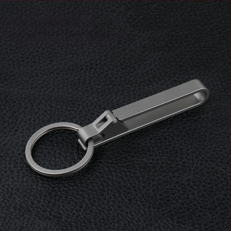 Titano lydinio automobilio raktų pakabukas su diržo sagtimi – lengvas, apsaugo nuo pametimo, šiuolaikiškas stilius
