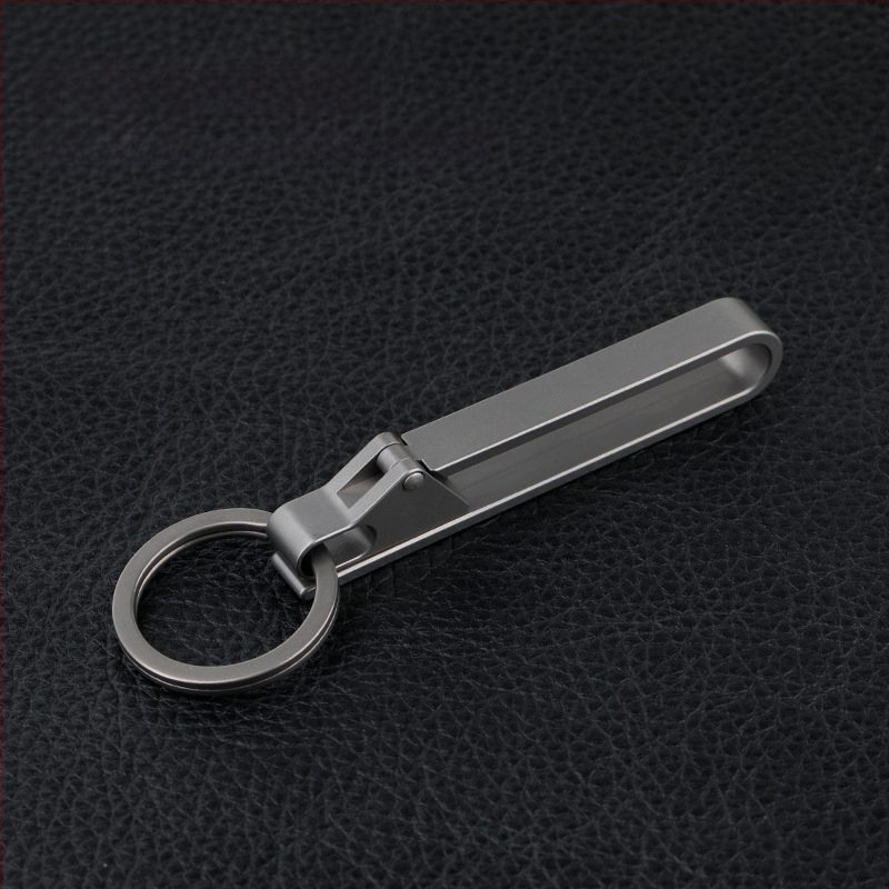 Titano lydinio automobilio raktų pakabukas su diržo sagtimi – lengvas, apsaugo nuo pametimo, šiuolaikiškas stilius