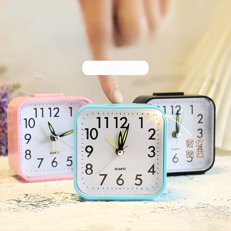 Leap Deer будилник — квадратен минималистичен LED дисплей, батерийно захранване, аналогов показалец с цифри, пластмасов корпус