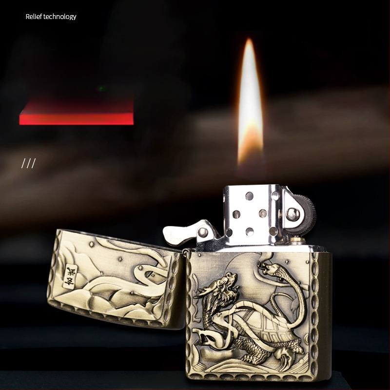 Metāla kerosēna liesmas lāpa ar reljefa dizainu antīkā stilā, mitoloģiskas būtnes: pūķis, tīģeris un Suzaku