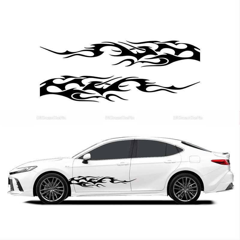 Kasusi automašīnas korpusa uzlīme – līmējoša, ģeometrisks liesmas motīvs, dekorācijai uz visas sānu puses