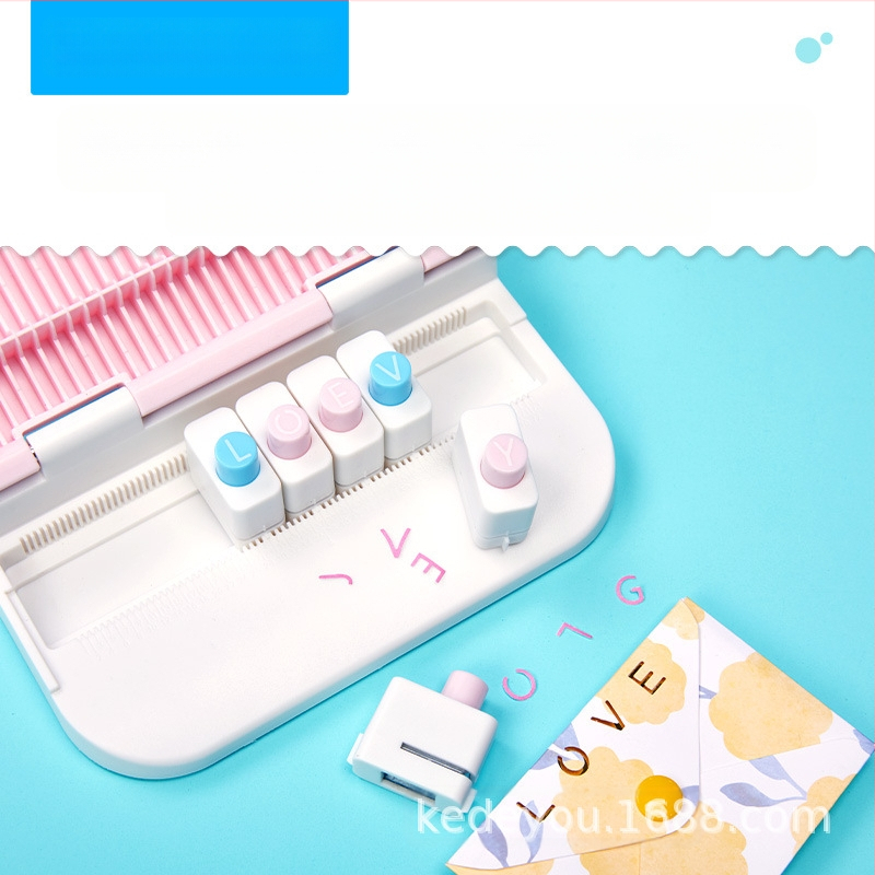 Μηχανή ανάγλυφης αποτύπωσης γραμμάτων με σετ 26 γραμμάτων (Μάρκα Kw-trio/Kedeyou; Μοντέλο YHJ-ZM Powder; Πάχος διάτρησης: 3; Αριθμός οπών: 4; Μέθοδος διάτρησης: Χειροκίνητη)