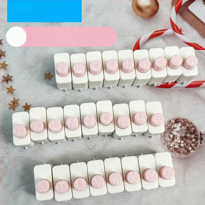 Μηχανή ανάγλυφης αποτύπωσης γραμμάτων με σετ 26 γραμμάτων (Μάρκα Kw-trio/Kedeyou; Μοντέλο YHJ-ZM Powder; Πάχος διάτρησης: 3; Αριθμός οπών: 4; Μέθοδος διάτρησης: Χειροκίνητη)