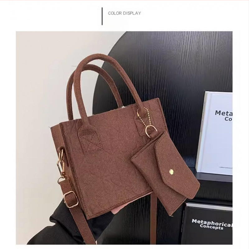 Двоен комплект филцови чанти – прост и универсален дизайн, чанта през рамо; Материал: филц; Стил: темпераментна зряла жена; Функции: износоустойчиво и улеснява пренасянето; Пускане: пролет 2024