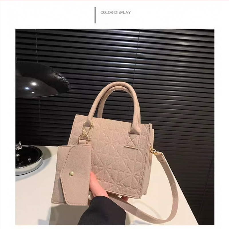 Двоен комплект филцови чанти – прост и универсален дизайн, чанта през рамо; Материал: филц; Стил: темпераментна зряла жена; Функции: износоустойчиво и улеснява пренасянето; Пускане: пролет 2024